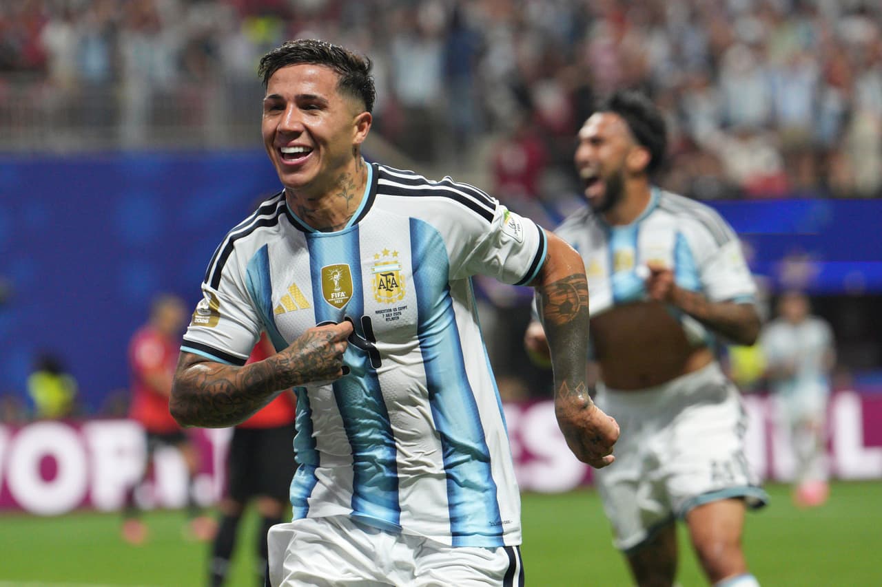 Enzo Fernández (24), de Argentina, celebra el tercer gol de su equipo durante el partido de octavos de final del Mundial entre Argentina y Egipto en Atlanta, el martes 7 de julio de 2026.