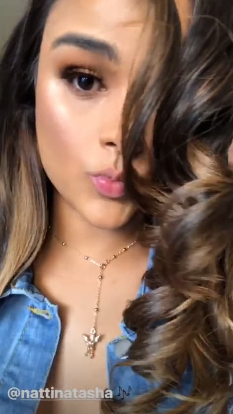 Mientras la maquillaban y la peinaban, Clarissa se ambientaba con música de Natti Natasha.