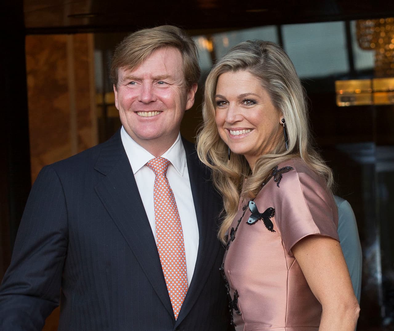 Su príncipe. En 1999, al asistir a una fiesta en Sevilla, Máxima conoció a Willem-Alexander, que habría quedado fascinado con ella. Tres semanas después, se encontraron en Nueva York, donde ella vivía en ese momento. Tras dos años, en 2001, la pareja se comprometió.