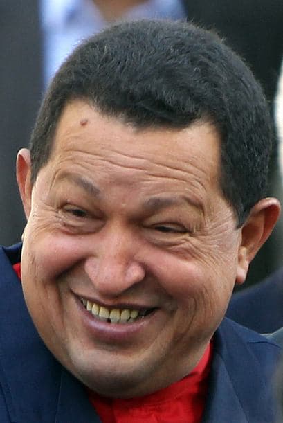 El presidente de Venezuela Hugo Chávez firmó este domingo la primera ley amparado en los poderes extraordinarios que le otorgó el Parlamento para legislar por decreto, creando un millonario fondo para la reconstrucción tras las inundaciones por las lluvias.