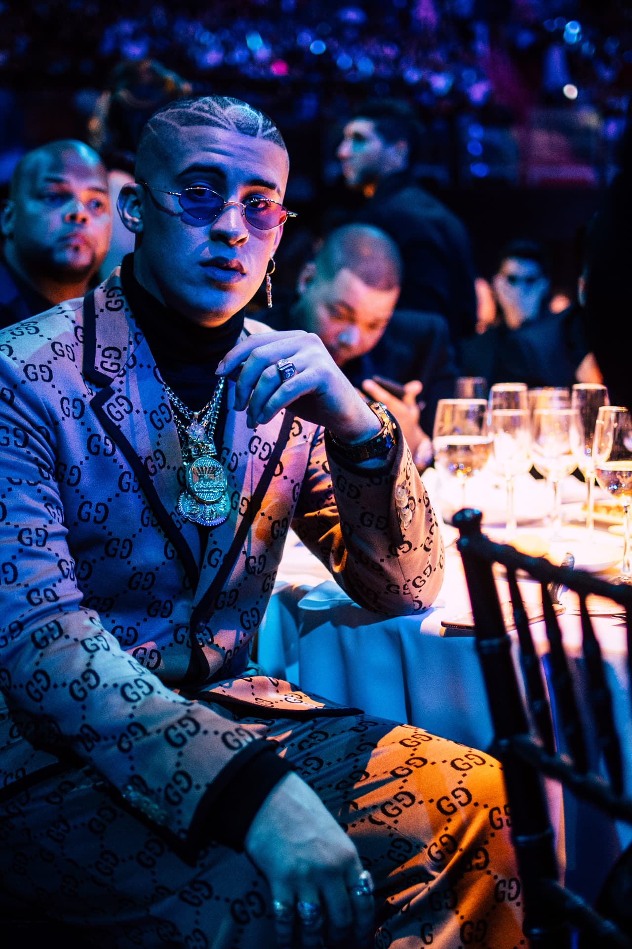 Los looks de Bad Bunny han ido evolucionado mucho durante los últimos meses, aunque no faltan algunos elementos característicos, como sus anillos, pendientes y collares dorados.