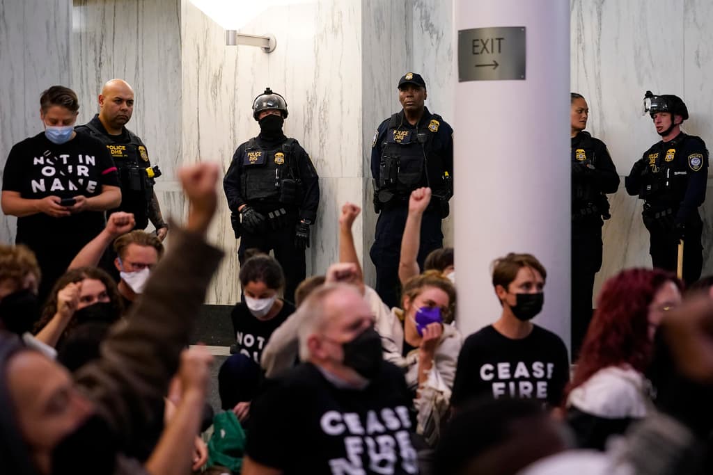 Decenas de personas fueron detenidas durante la manifestación, lo que refleja la determinación y el compromiso de los manifestantes en su lucha por un alto el fuego en Gaza.