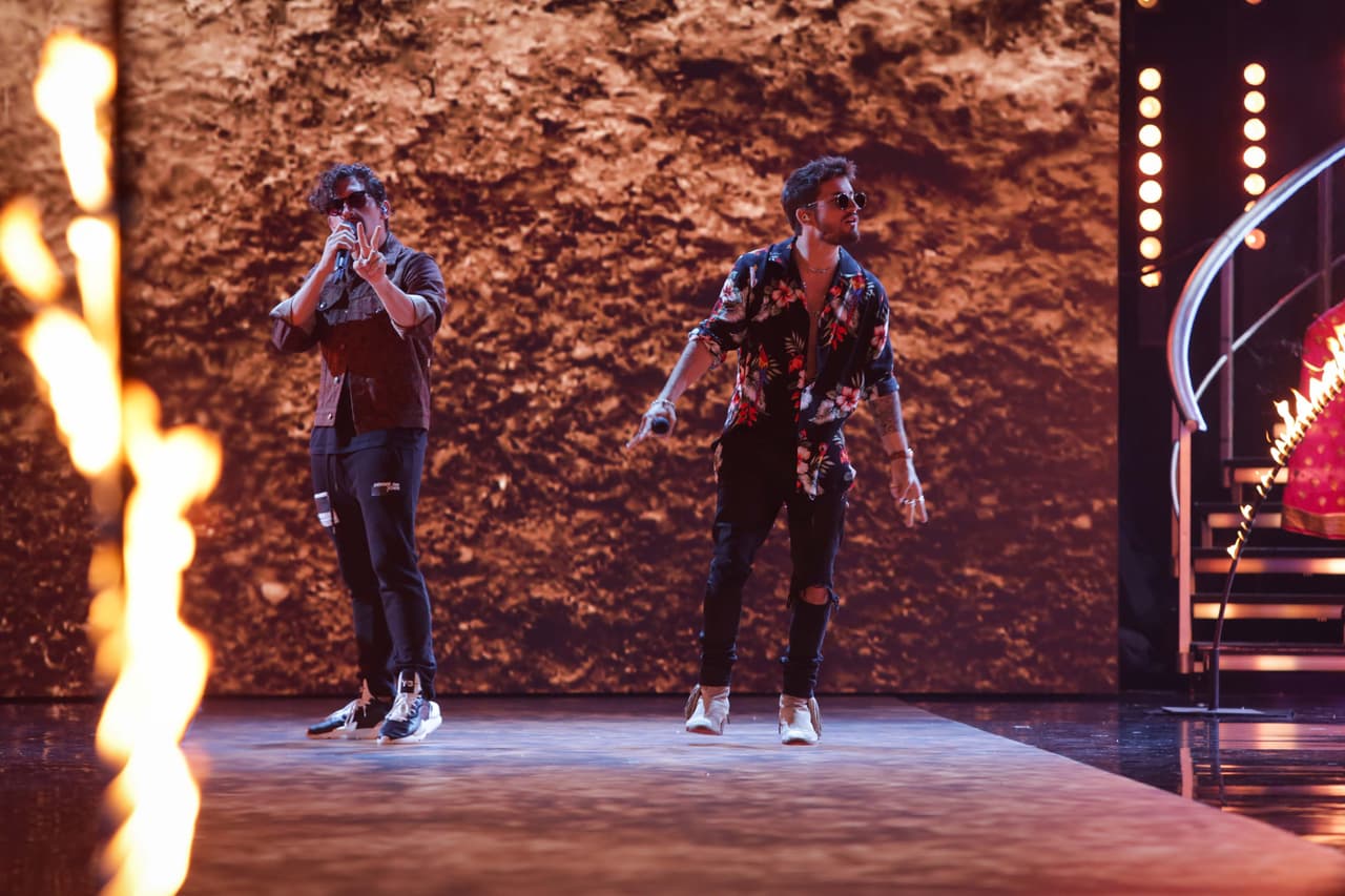 Se acercaba la última etapa de la competencia. Ahora llegaba la última pasarela, que corrió a cargo de Mau & Ricky, quienes interpretaron 'Mi mala' y 'Desconocidos'.