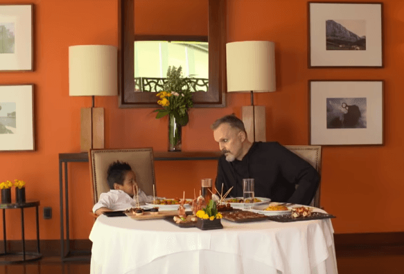 Llegó el turno del jamón ibérico. "Este es más caro que el otro", señaló Bosé, mientras Giovani lo probaba y aprobaba.