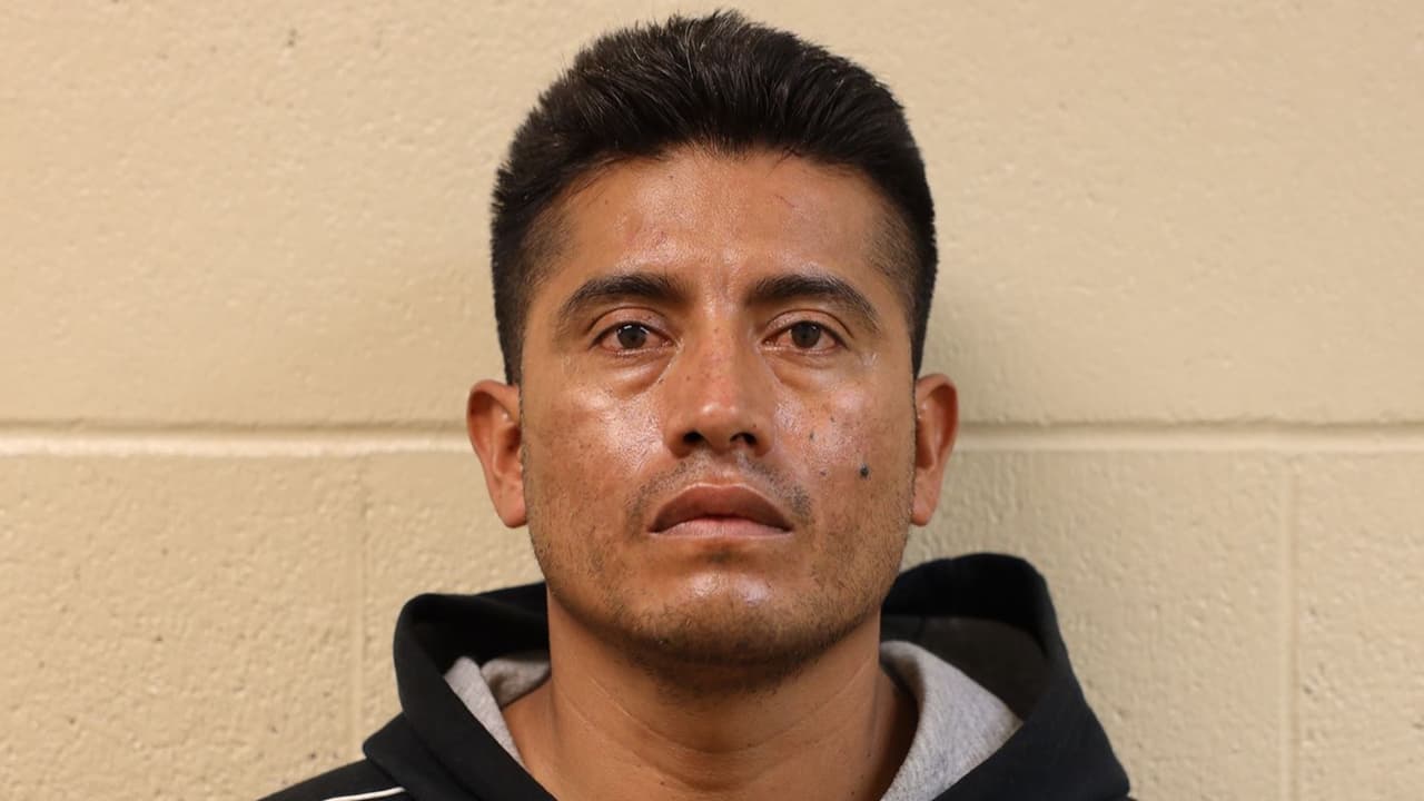 Agentes del Sector Tucson arrestaron a Álvaro Antonio Reyes cerca de Douglas, Arizona. El ciudadano mexicano tiene antecedentes delictivos. En 2006, fue condenado por cópula oral con una persona menor de 18 años y actos lascivos o lascivos con una menor de 14 años en SanBernardino, California.