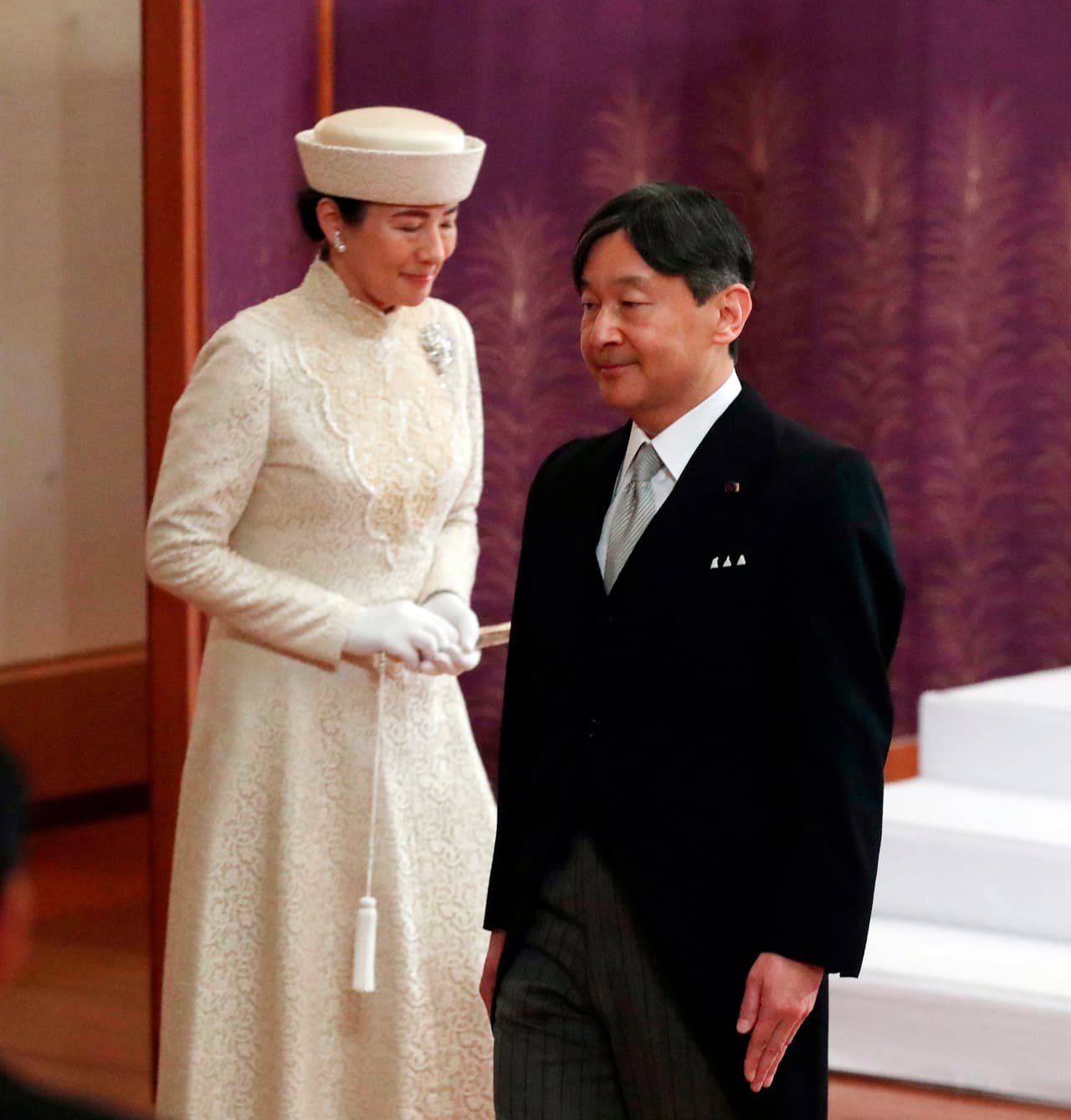 “Si pienso en los días por venir, a veces me siento insegura sobre hasta qué punto podré serle útil al pueblo. Pero lo haré lo mejor que pueda para contribuir a que sean felices", escribió el día de su cumpleaños 55 en diciembre pasado. Una nota que dejó ver que sus 
<a href="https://www.revistavanityfair.es/realeza/articulos/quien-es-la-emperatriz-de-japon-masako-princesa-depresion/35162" target="_blank">problemas de depresión</a> no han sido superados del todo.