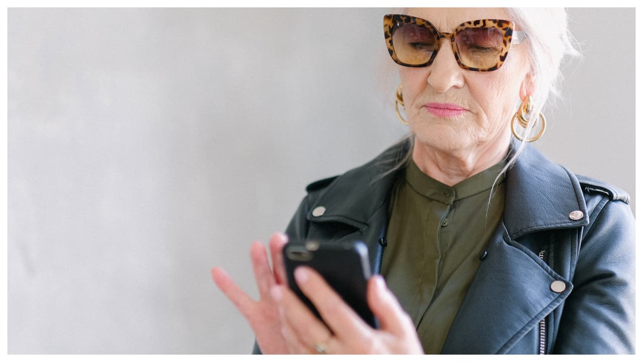 Antes de salir de casa, planifica bien el camino que tomarás y mantente vigilante. No andes hablando por el celular, pero tenlo listo en el 911 en tu bolsillo cercano.