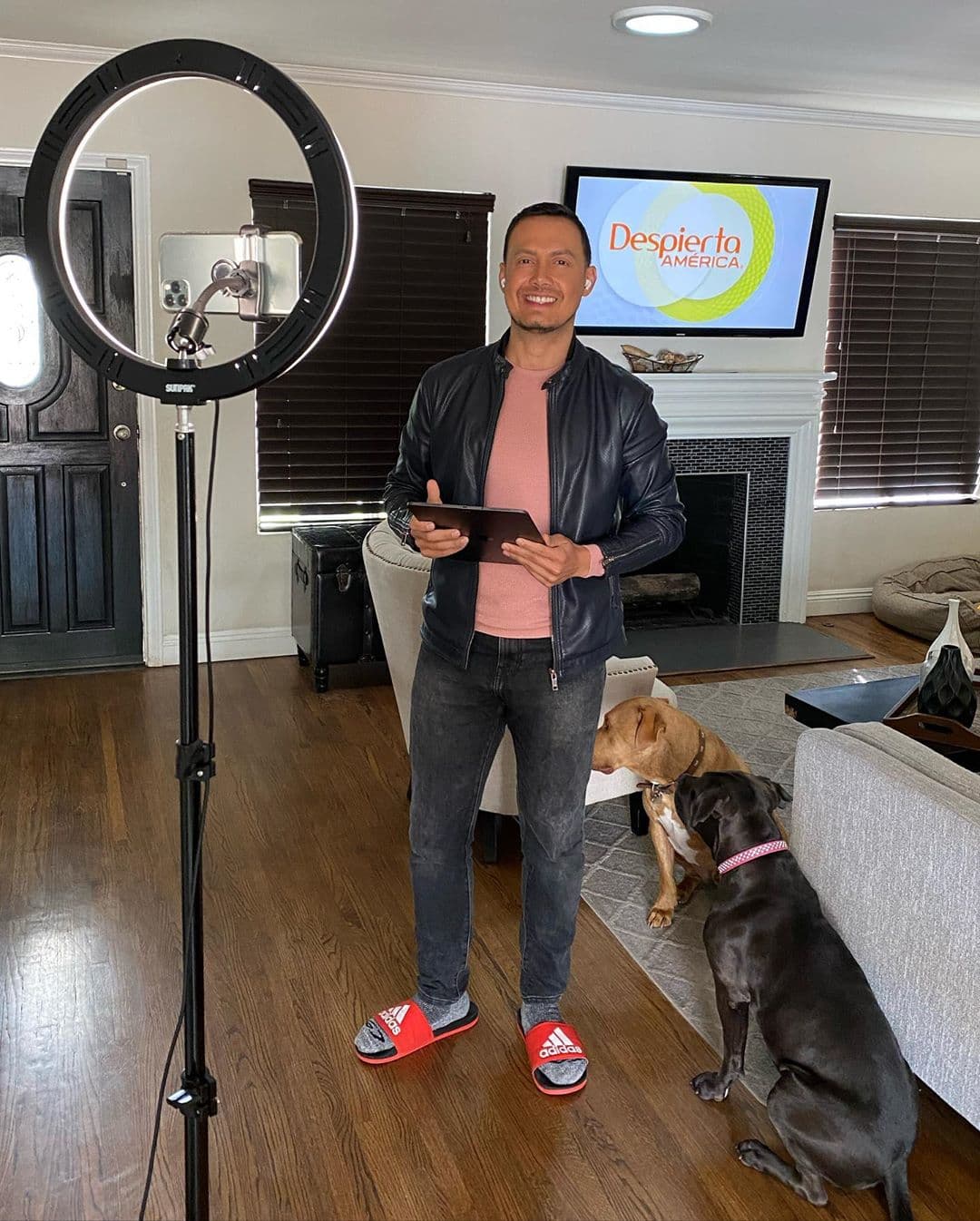 Y muy bien acompañado trabaja en casa nuestro Luis Sandoval.