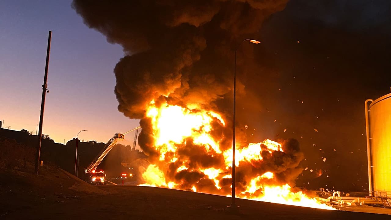 Bomberos logran controlar incendio en una zona de refinerías en el este de la Bahía