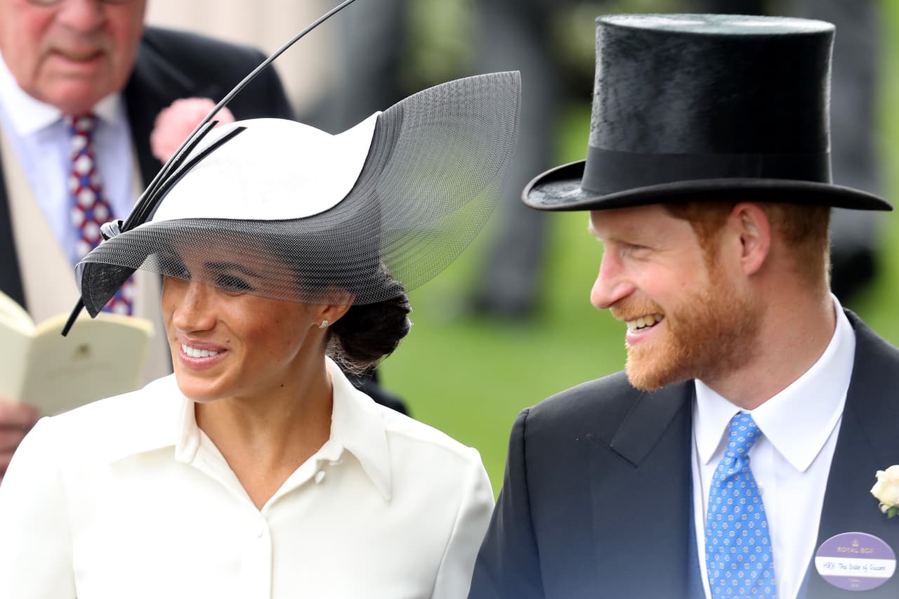 <b>19 de junio de 2018</b>
<br>
<br>A un mes de su matrimonio, la duquesa de Sussex acompañó al príncipe Harry a 
<b><a href="https://www.univision.com/entretenimiento/realeza/meghan-markle-recibe-un-beso-inesperado-al-celebrar-su-primer-mes-de-casada-fotos" target="_blank">la tradicional carrera de caballos Royal Ascot</a></b> que reúne a la realeza británica desde 1711.