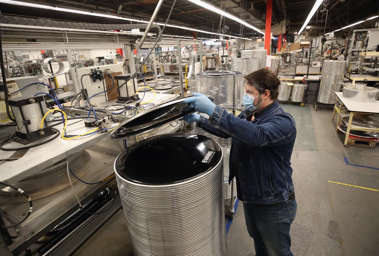 D'Addario es un fabricante internacional de accesorios de música que convirtió parte de su operación para hacer protectores faciales del material utilizado en la producción de cabezas de tambores en respuesta a la pandemia de coronavirus.
