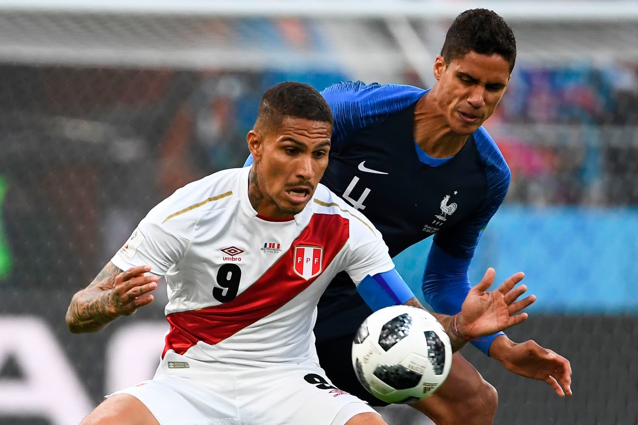 Para este partido, Paolo Guerrero estuvo en la cancha desde el principio del partido, en un duelo con los centrales franceses.