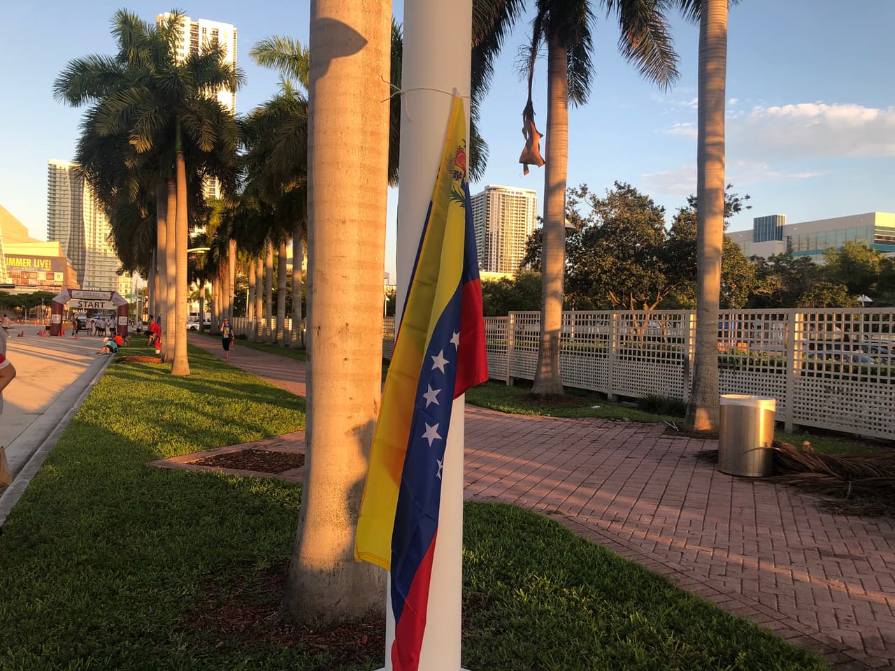 Las banderas de Venezuela marcaron todo el recorrido a los corredores.
<br>