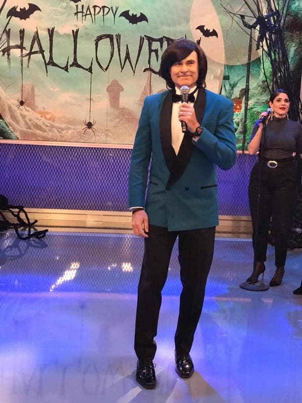 Alan Tacher se presentó como Camilo Sesto. En esa ocasión el conductor mexicano llevó hasta coristas para hacer más amena su presentación, entre ellas estaba nuestra reportera Astrid Rivera.