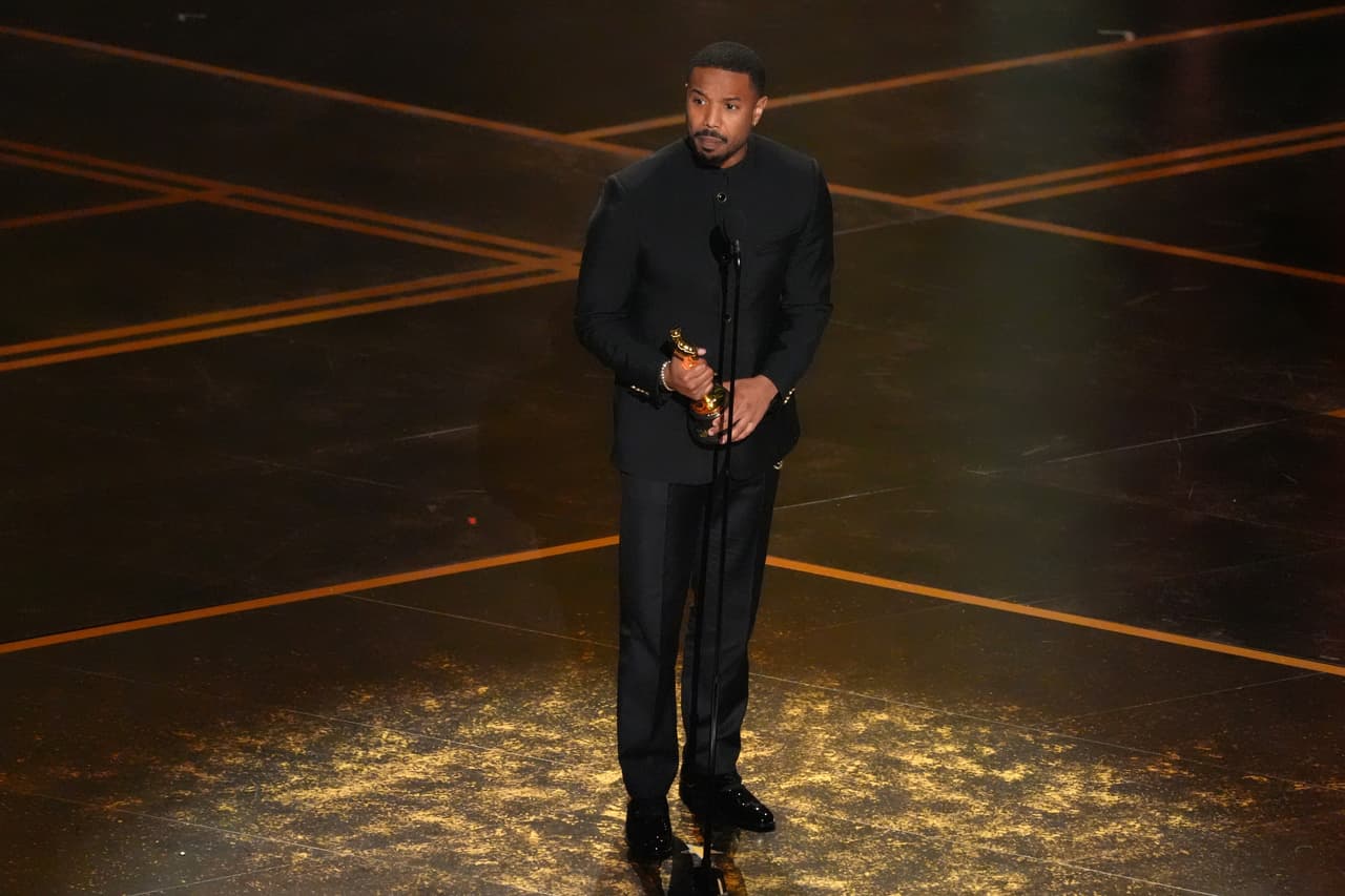 Michael B. Jordan recibe el premio al mejor actor por su papel protagónico en 'Pecadores'.