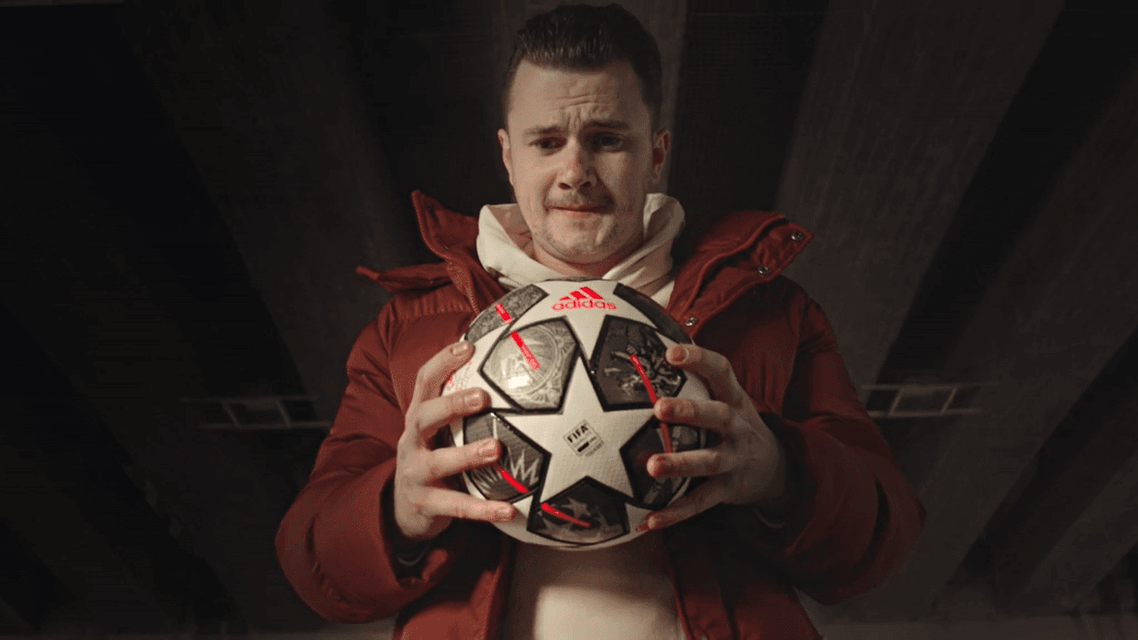 La UEFA Champions League acaba de presentar el balón con el que se jugará la fase final del campeonato. El balón celebra 20 años con el diseño de las estrellas y la inscripción 'Istanbul 2021'.