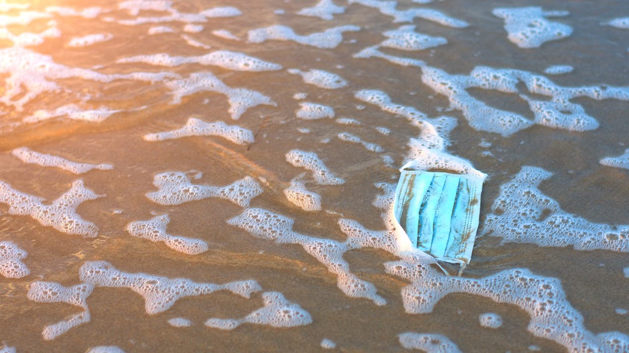 El otro lado de las mascarillas: así es como las mal desechadas contribuyen en la contaminación