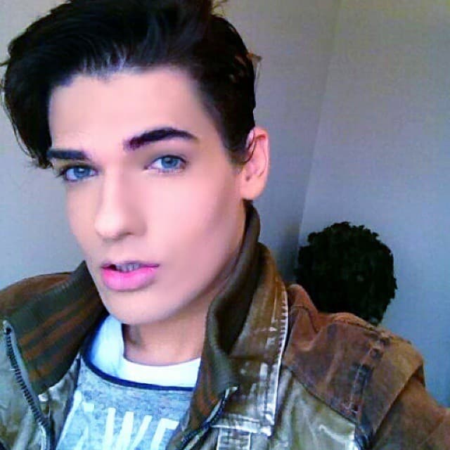 El denominado "Ken humano" pronto se hizo famoso por sus rasgos como el muñeco.