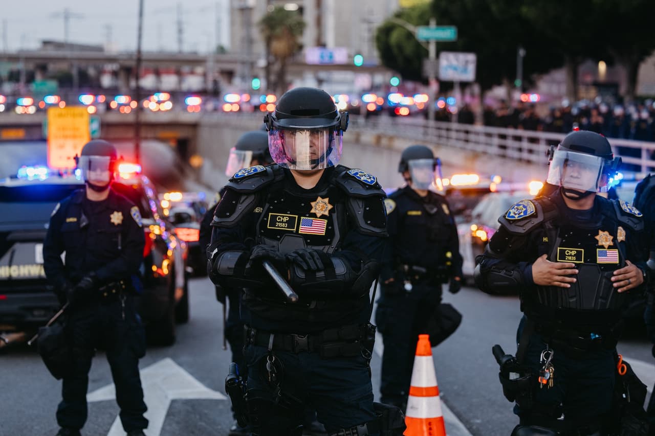 Newsom expresó su rechazo poco antes de que entrara en vigor el toque de queda impuesto por Bass, medida que logró dispersar a la mayoría de los manifestantes esa misma noche.