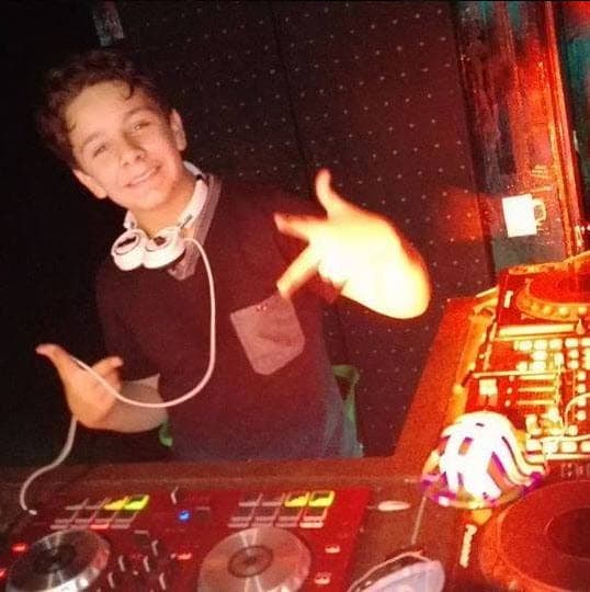 Pero también tiene deseos de convertirse en DJ de música electrónica. En su cuenta de Facebook comparte publicaciones sobre este género, que le encanta.