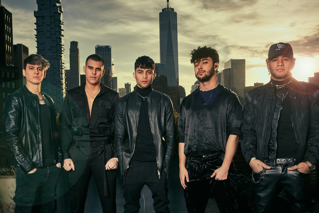 <b>CNCO </b>es otro de los 10 nominados a
<b> Álbum del Año Pop por 'Que Quiénes Somos'</b>. Los chicos de esta 'boy band' también compiten por otros tres galardones: Canción del Año, Colaboración del Año Pop y Grupo o Dúo - Pop.