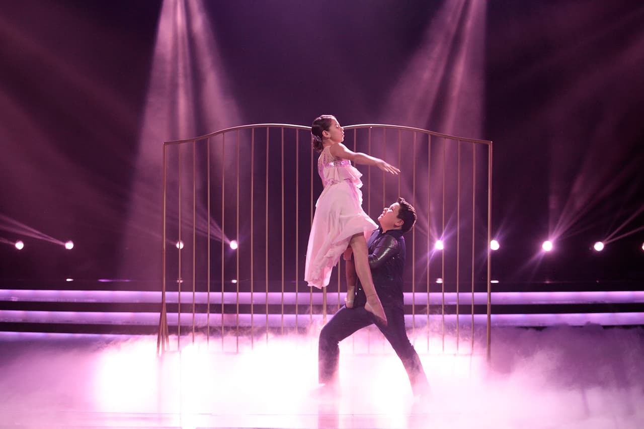 Los bailarines de 12 años ejecutaron una coreografía en género lírico, del tema 'Hurt'.