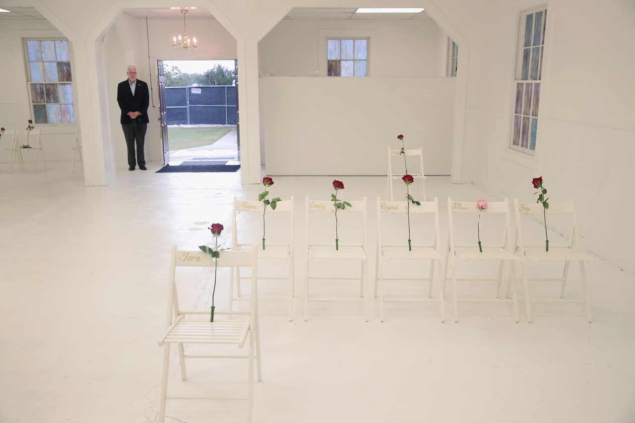 Un equipo de trabajadores reacondicionó la iglesia en 72 horas para que pudiera ser visitada por la comunidad de Sutherland Springs.