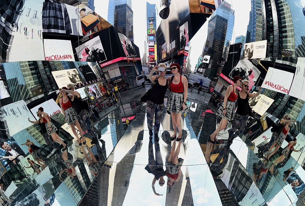 Sobre los espejos en obras como esta, Valdés Camejo dice que "estos escenarios que surgen, son como una especie de nuevos paisajes, limbos, lugares místicos, y aparentemente infinitos".