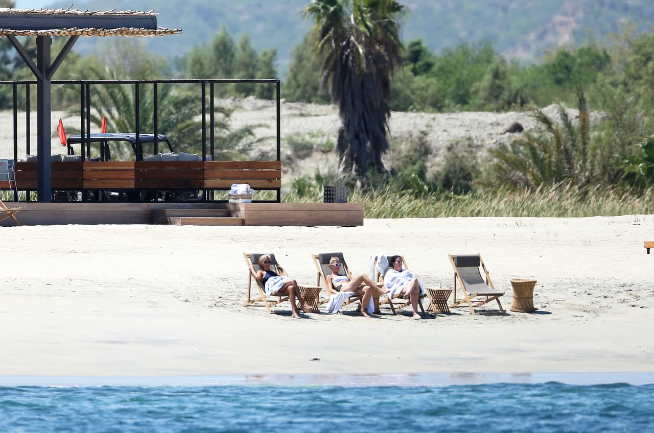 Los paparazzi pudieron captar a la actriz tomando el sol.