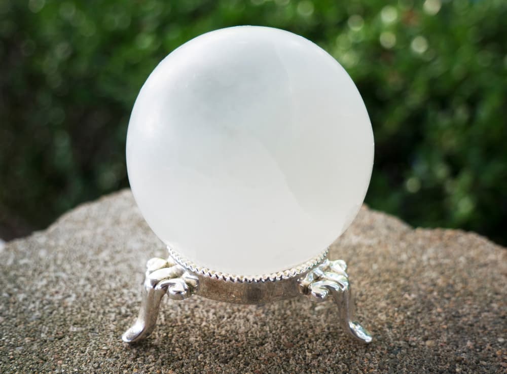 Tiene una vibración muy fina que se conecta con los chacras de la corona, aportando claridad mental, una paz profunda y una relajación ideal para cuando estemos meditando o en un ejercicio de introspección o trabajo espiritual.