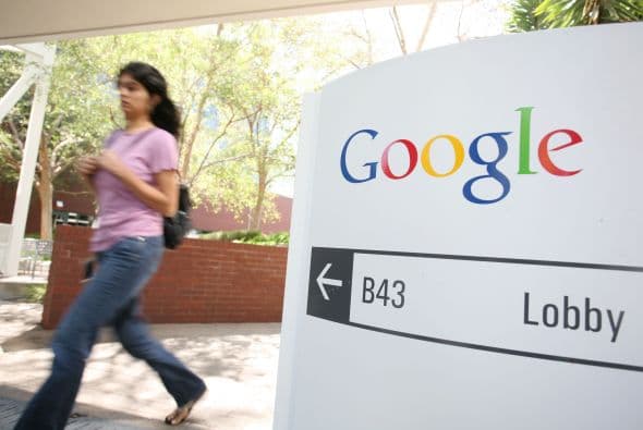 "Google trató con al menos dos sociedades de capital-inversión para que la ayuden a financiar un acuerdo en vistas de adquirir el núcleo principal de Yahoo!", escribió el diario en su sitio electrónico citando a "una persona que está al corriente de la situación".