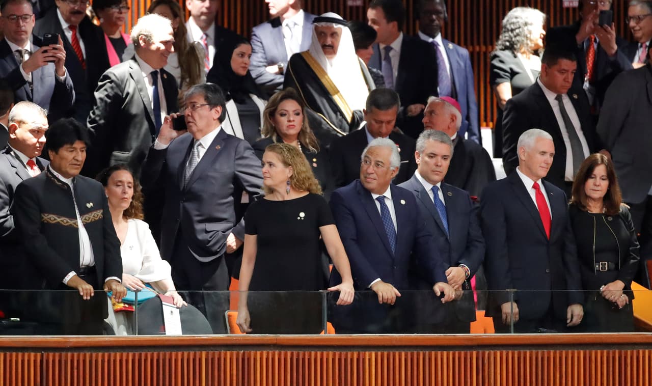 El presidente de Bolivia, Evo Morales (izquierda); al lado la vicepresidenta argentina Gabriela Michetti, el primer ministro de Portugal, António Costa (centro), el presidente de Colombia, Iván Duque (3 a la derecha), y el vicepresidente de Estados Unidos, Mike Pence (2 desde la derecha) entre algunos de los invitados a la investidura de Andrés Manuel López Obrador hoy.