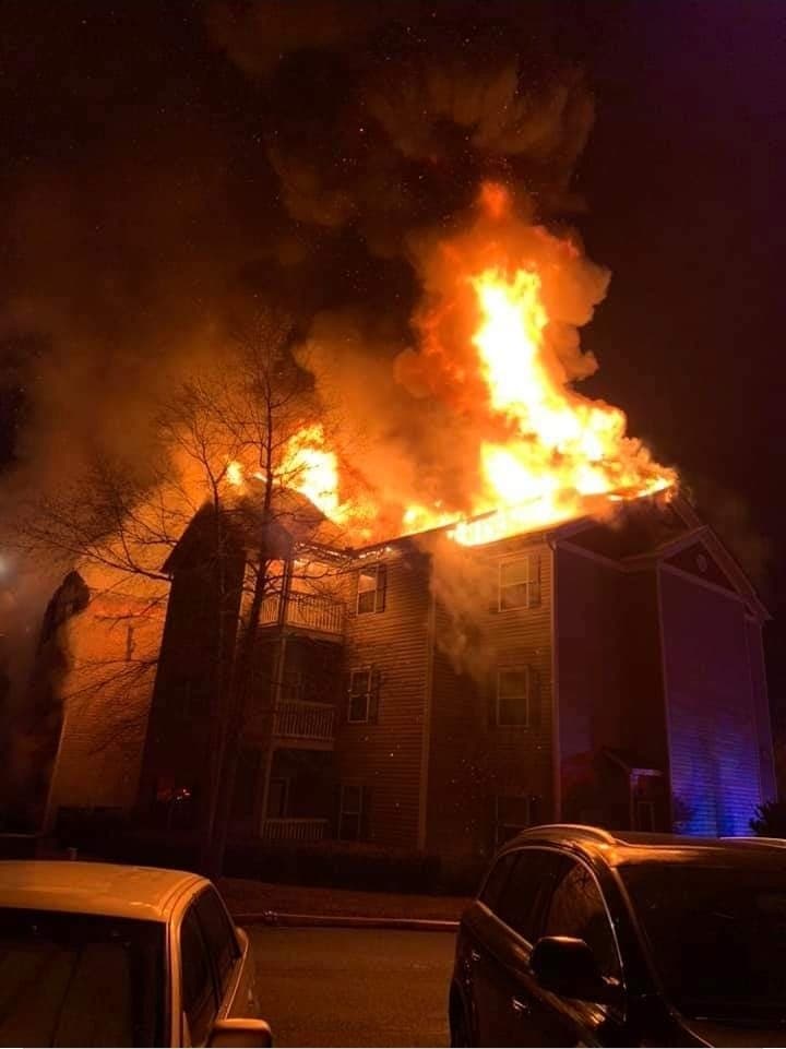 24 apartamentos fueron destruidos por las llamas.