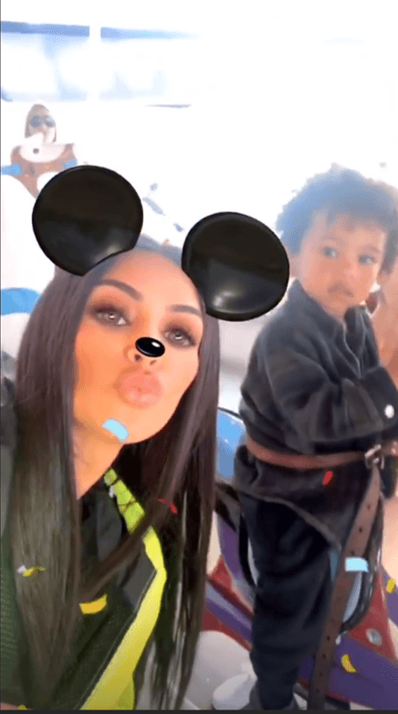 A través de sus redes sociales, Kim Kardashian fue documentando la experiencia, publicando videos. En esta imagen la vemos junto a Saint, de 2 años, con todo y filtro de Mickey Mouse.