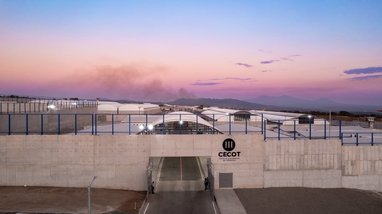 El predio de 166 hectáreas tiene una decena de pabellones que ocupan 23 hectáreas, explicó el ministro Rodríguez. La megacárcel fue construida en una zona rural aislada en un valle cercano a Tecoluca, 47.2 millas (74 km) al sureste de San Salvador.