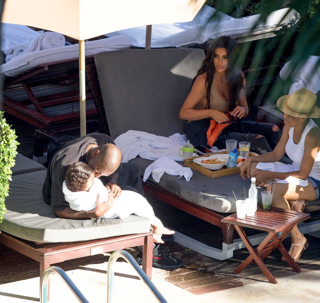 El rapero la envolvió en una toalla y la llenó de besitos.