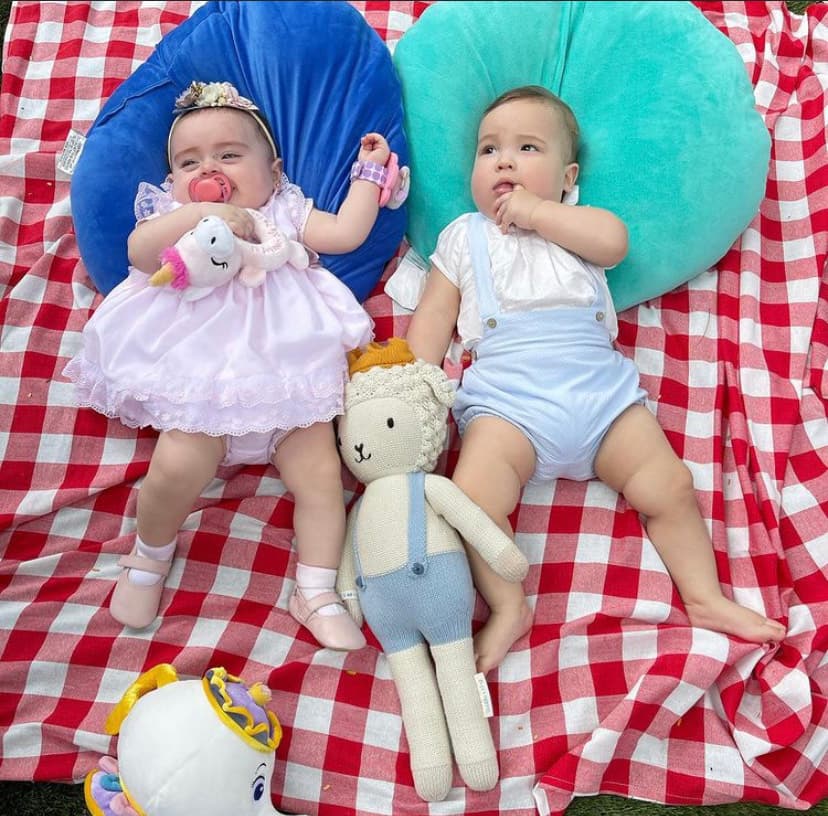 "Hay sueños cumplidos que visten de rosa y azul. Megan y Ford nuestros mejores regalos. Gracias, Dios", escribió Pamela para describir a esta foto donde los dos bebés de Impacto lucen distendidos mientras descansan al lado del otro.