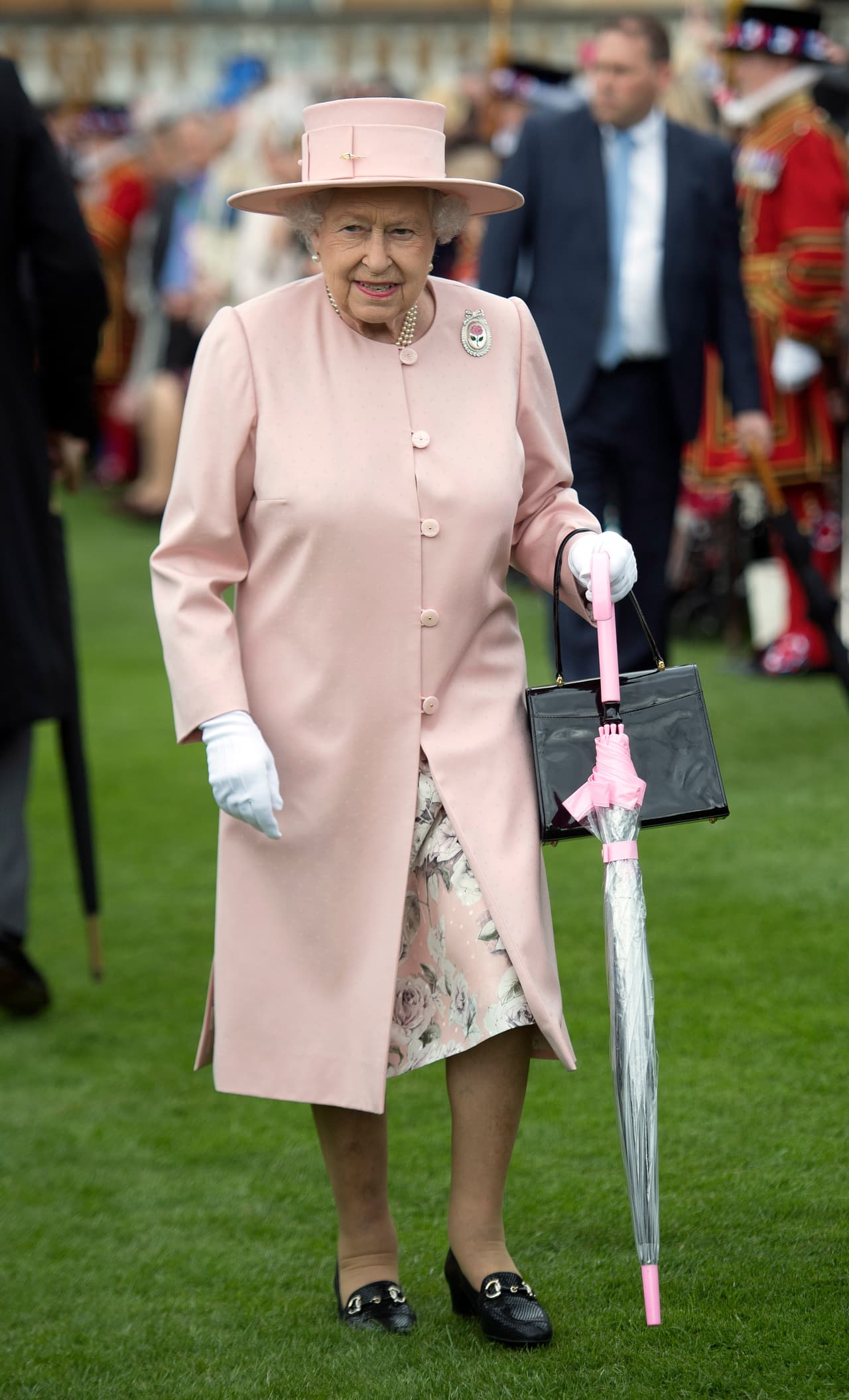 Para la reina Isabel, el rosa pálido ha sido un básico en su vestimenta desde siempre. Como fue sucedió en una fiesta ofrecida en el jardín del Palacio de Buckingham, en mayo de 2017.
