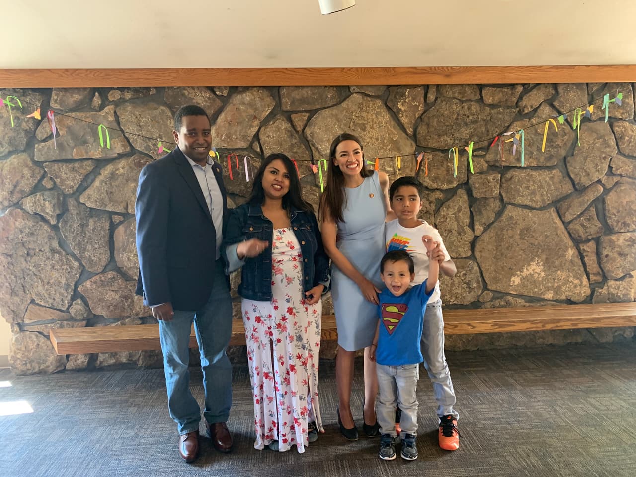 A mediados de septiembre, a la iglesia llegaron visitantes inesperados: los congresistas Alexandria Ocasio Cortés y Joe Neguse. Encalada se tomó una fotografía con los demócratas y sus dos hijos, Bryant y Anibal.