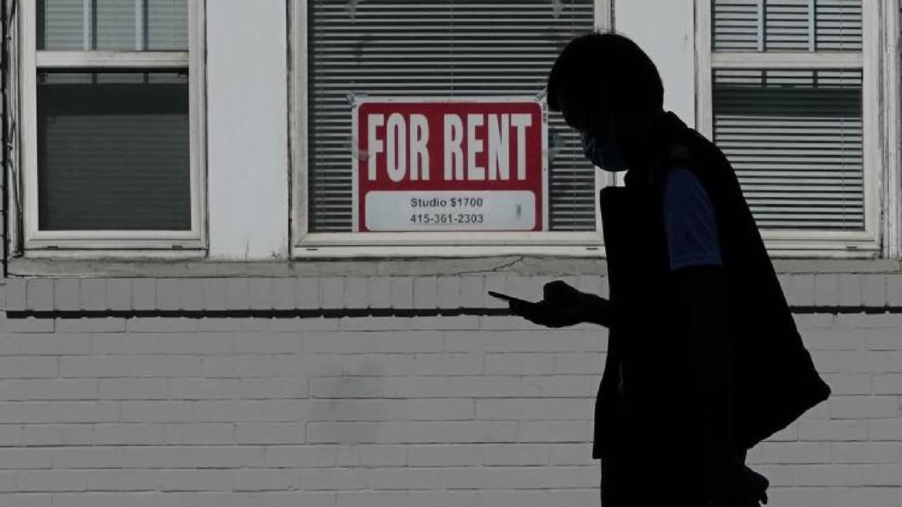 También lo puedes hacer físicamente presentándote en la 
<a href="https://www.phoenix.gov/housingsite/Pages/S8waitlist.aspx" target="_blank">oficina de la Sección 8</a> de COPHD ubicada en 830 E. Jefferson Street, Phoenix, en horario comercial de lunes a domingo para llenar la presolicitud. Si tienes dudas envía un correo electrónico a S8waitlist@phoenix.gov o llama al 602-534-3030.