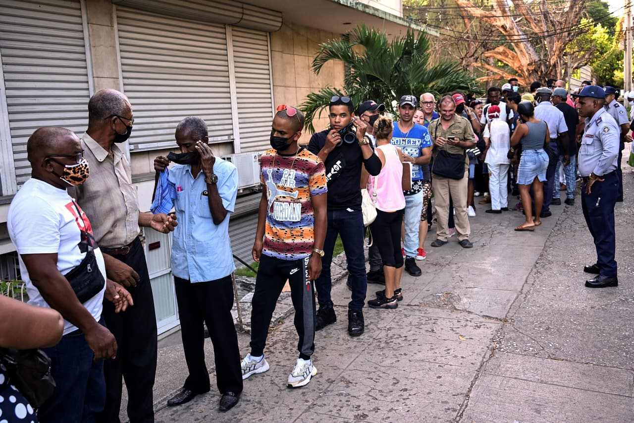 Desde este martes, grupos de personas se han congregado en las afueras de las sucursales financieras oficiales en La Habana, para comprar dólares y euros, en el primer día de reapertura de mercado cambiario, tras dos años de cierre.
<br>