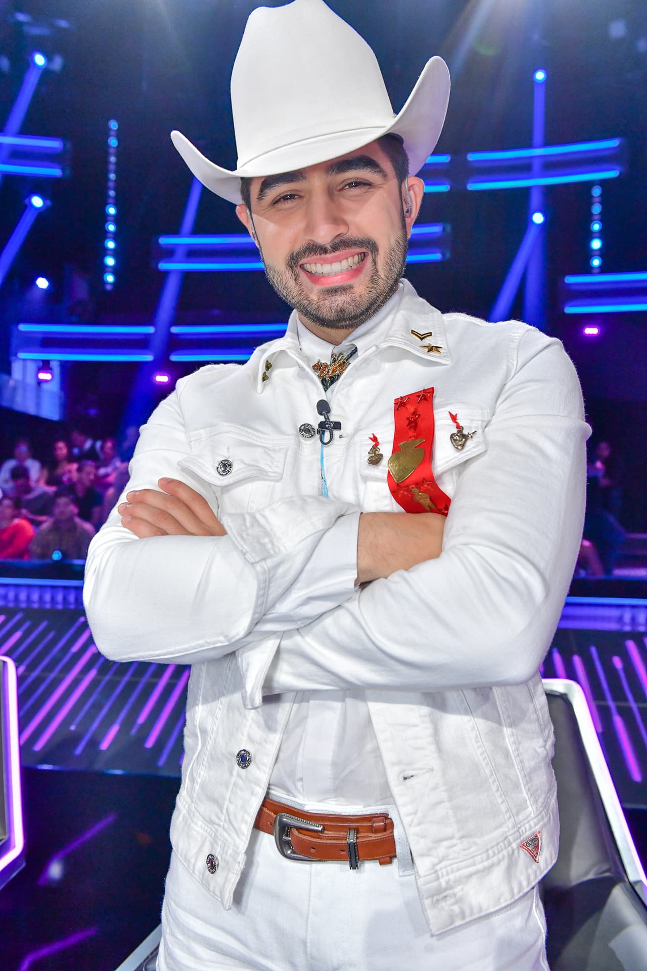 Una de las cosas que más llamaron la atención del look de Joss fueron las "condecoraciones"; se trató de accesorios de la colección de Jorge Astorga, estilista del compositor e intérprete.