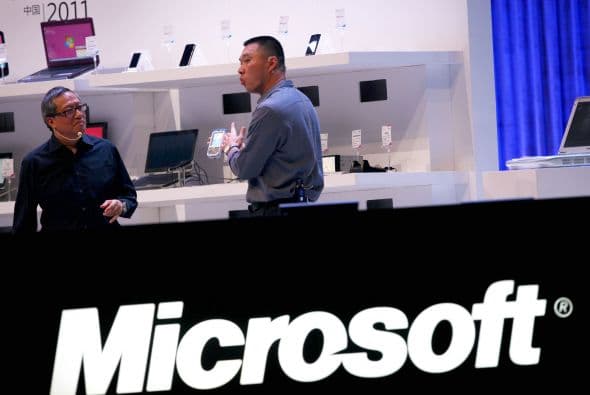 Microsoft intentó sin éxito comprar Yahoo en 2008, incluso al grado de ofrecer un máximo de $33 por acción, un equivalente a $47,500 millones. Las acciones de Yahoo, sin embargo, ahora valen menos de la mitad de esa oferta.