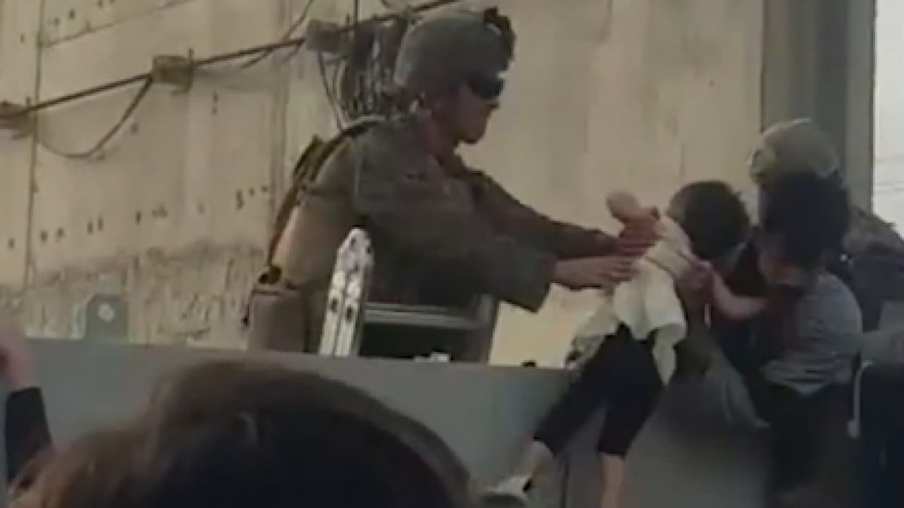 <b>En video: n<b>iños trepan desesperadamente los muros del aeropuerto de Kabul para tratar de huir del país</b></b>
<br>
<br>Se escuchan explosiones mientras las multitudes de afganos se amotinan frente al aeropuerto internacional Hamid Karzai de Kabul, donde el ejército estadounidense trabaja para asegurar la evacuación de colaboradores, entre ellos, un niño pequeño es cargado por un soldado al otro lado del muro.