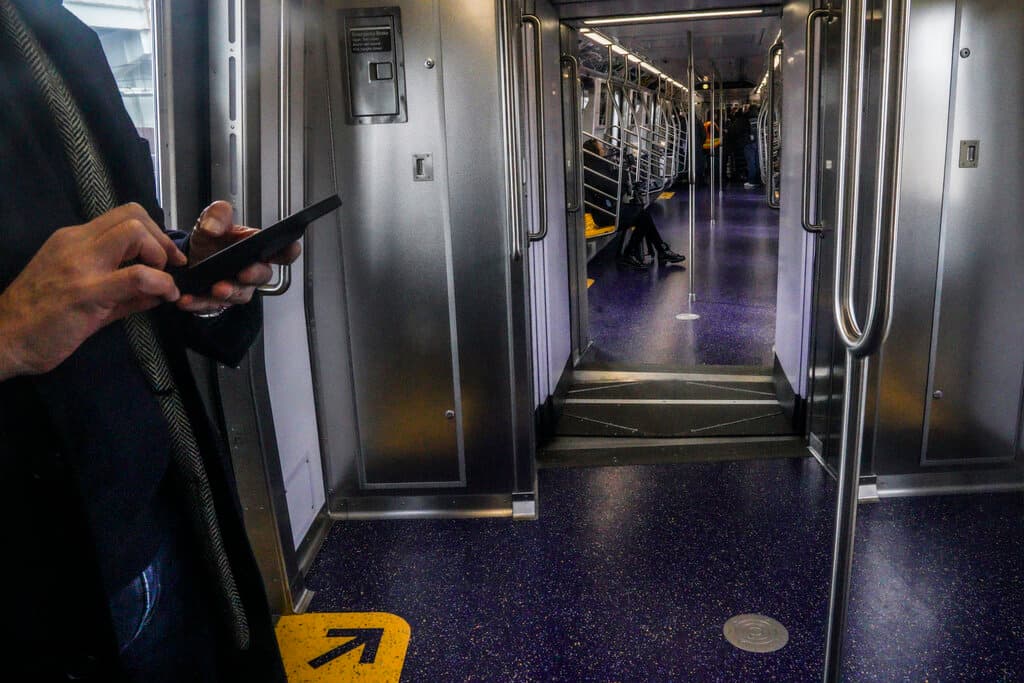 Hombre ataca con arma punzocortante a su novia en un tren del metro en Brooklyn