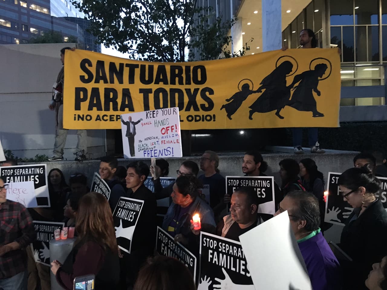 Protesta afuera del Centro de Detención Migratoria en el centro de Los Ángeles por operativos de ICE.