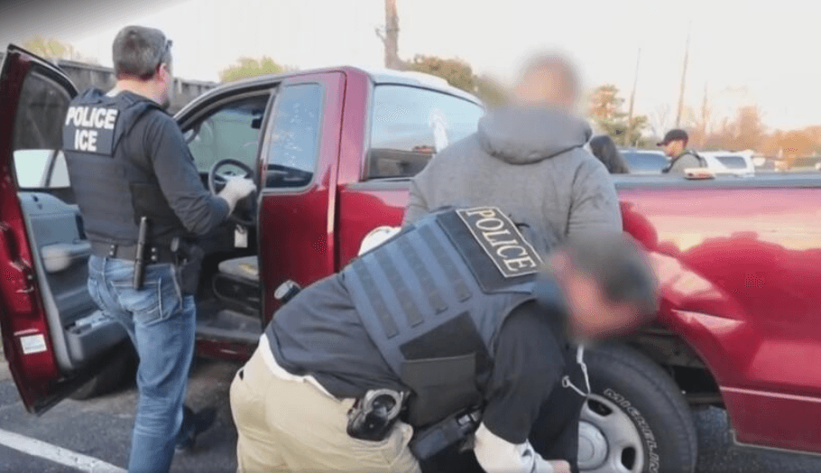 La Ley SB 4 considera que cualquier persona que transporte a un inmigrante indocumentado para “alentar” o “inducir” a que se quede en el país, se puede considerar tráfico humano. En este enlace podrás leer la explicación de especialistas sobre qué pasaría si una persona traslada a un familiar indocumentado ¿Podría ser arrestado?