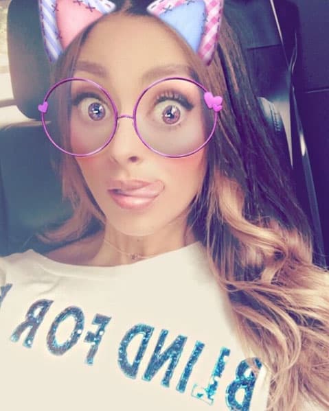 Con esos lentes color rosa luce como una estudiosa y linda gatita.