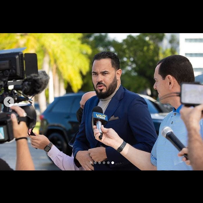 Luego, vino el video en el que supuestamente se le veía desde la celda, pero 
<b><a href="https://www.univision.com/shows/despierta-america/el-equipo-legal-de-raphy-pina-aclara-si-el-video-del-productor-dentro-de-su-celda-es-verdadero-video" target="_blank">su equipo legal desmintió la veracidad </a></b>de las imágenes.
<br>