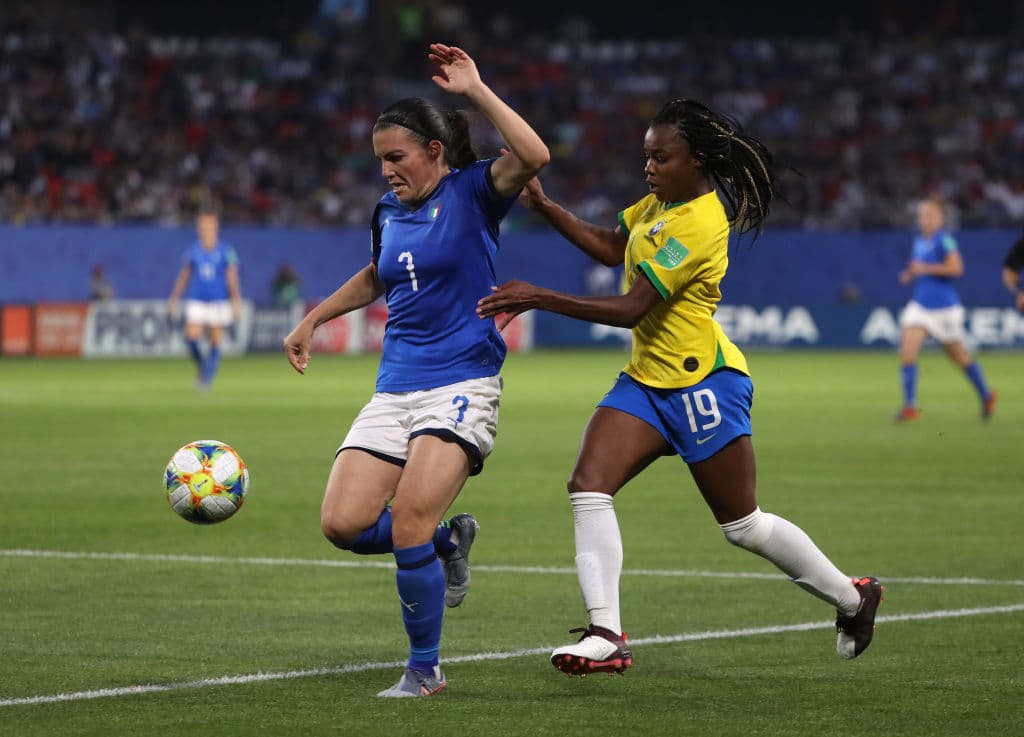 Alia Guagni de Italia disputando un balón en los minutos iniciales del partido, en contra de Ludmila de Brasil, en partido que pone fin a la primera ronda del Grupo C en el Mundial Femenino Francia 2019.